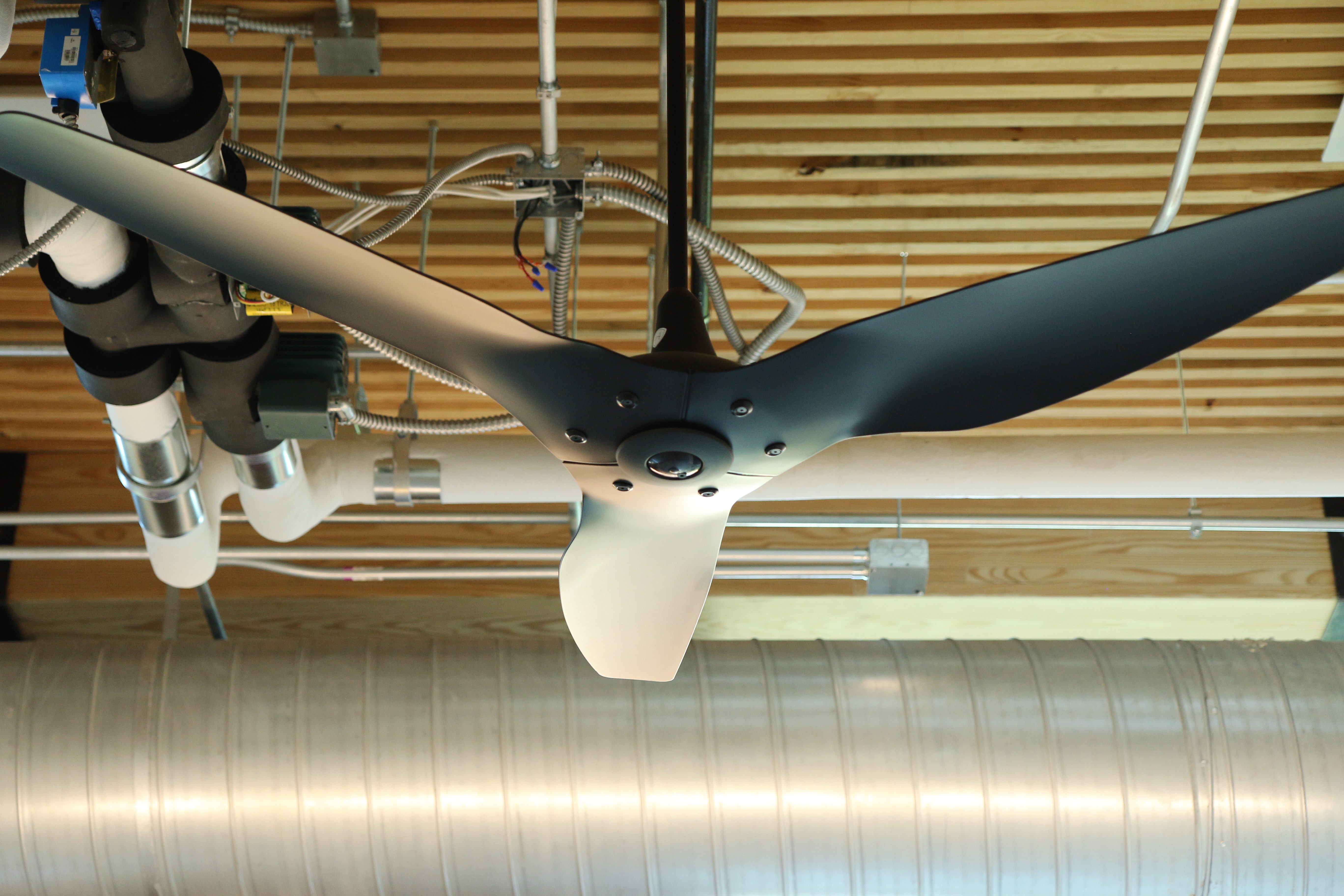 A smaller ceiling fan in one of the building's class labs.