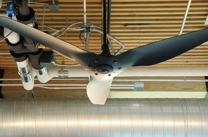 A smaller ceiling fan in one of the building's class labs.
